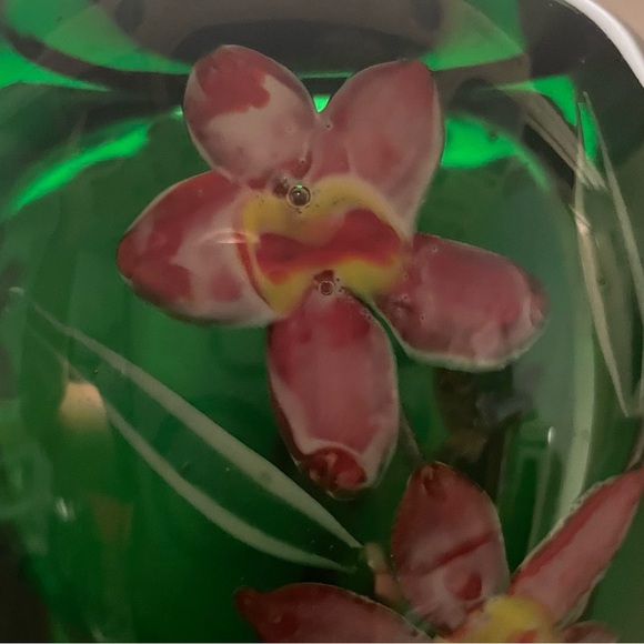 Vintage MCM Murano Emerald Green Glass Vase with Pink Flowers, Sommerso - Picture 5 of 9